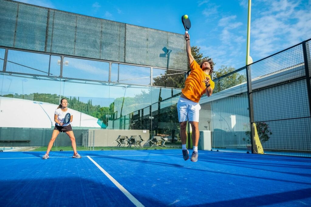 Padel : jouer à gauche ou à droite, quel rôle sur le terrain ?